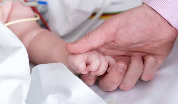 Clinicianholdingbabyshand